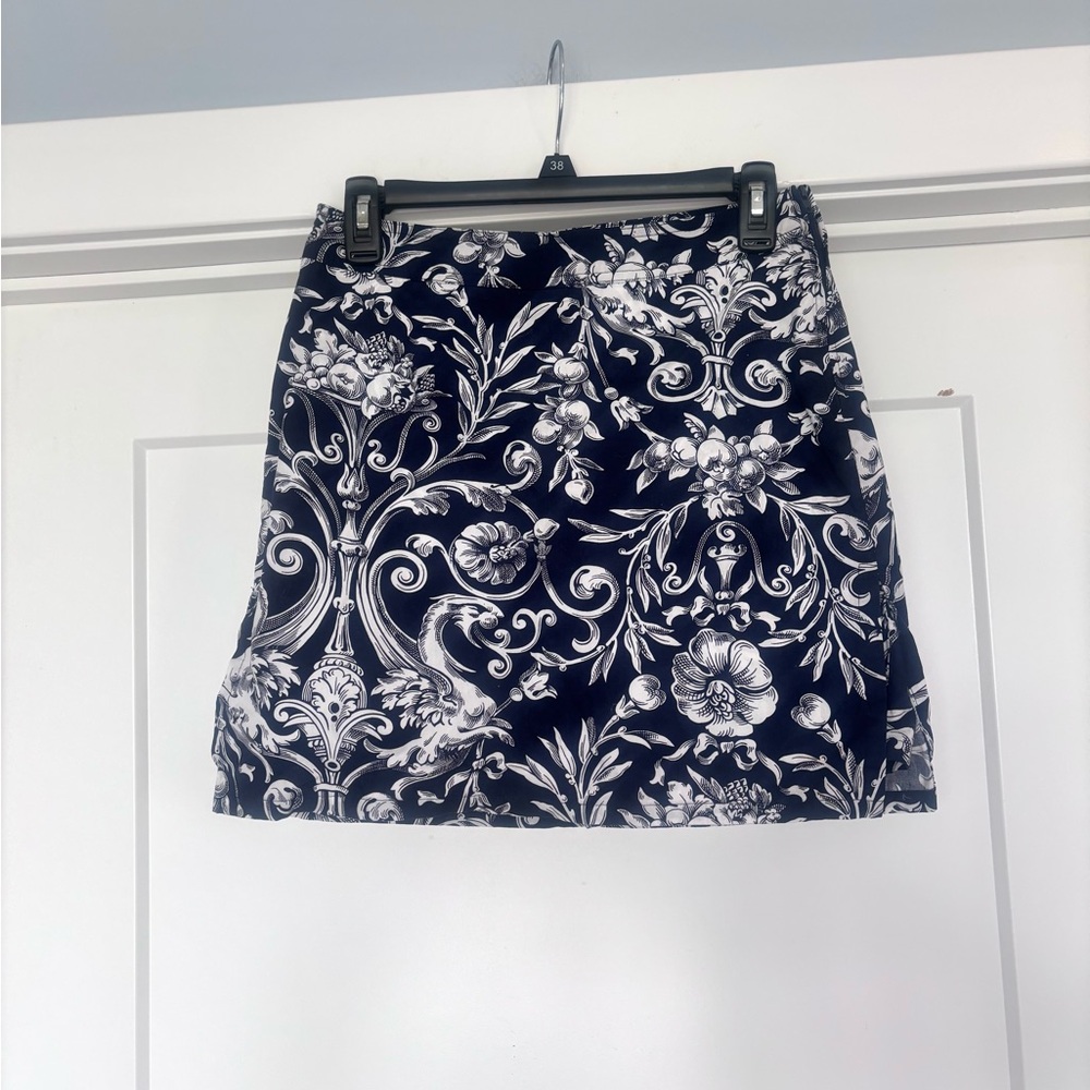 Villager/ Liz Claiborne Navy Blue & White Floral Skort Size 4